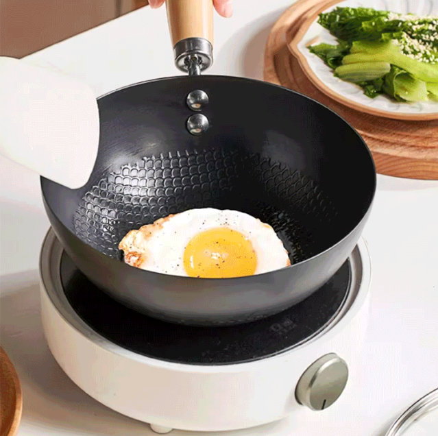 我終於能夠單手拋鍋了！只有我臉一樣大小的迷你炒鍋，精鐵加不塗層用著放心，鐵鍋也可以這麼萌這麼可愛！小巧的無塗層小鐵鍋，可愛好看好用哈！