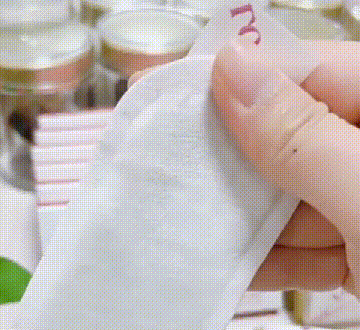  女人要爱自己，藏紅花雪蓮護墊貼呵护你！早晚貼一貼，排出廢物，止癢防敏、清爽收濕、調經扶正，關愛女性健康！